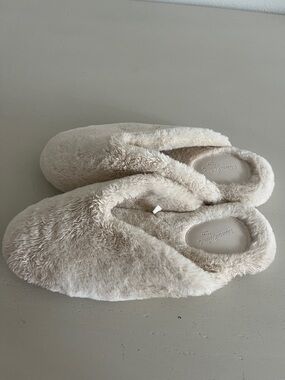 Universal Thread Women's Plush Slip-On Slippers - Beige